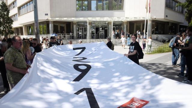 Varias personas en una concentración exigen verdad justicia y reparación para las víctimas del covid-19 en las residencias, con pancartas de las 7291 muertes, frente a los Juzgados de Plaza Castilla el pasado mes de mayo.
