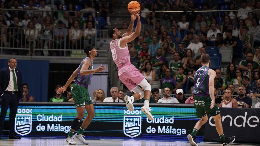 Adam Hanga lanza a canasta durante el Unicaja vs. Joventut de Badalona.