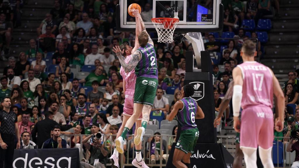 Olek Barcelowski le pone un gorro a Pustovyi en el Unicaja vs. Joventut de Badalona de la ACB.