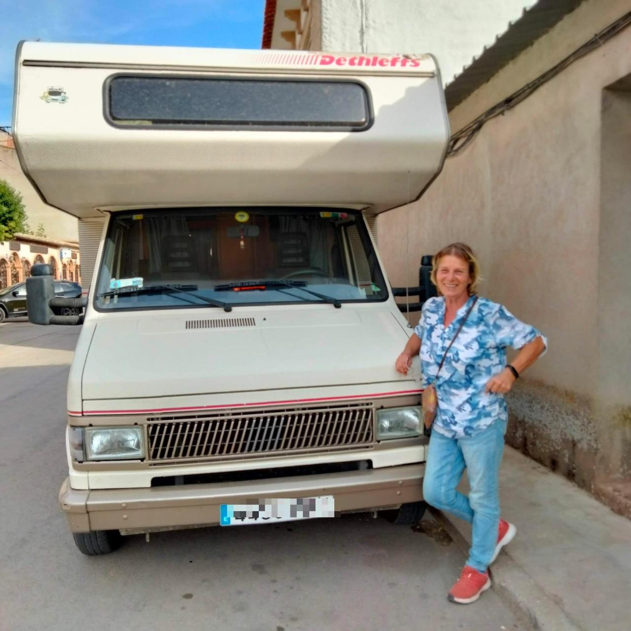 Carmen vive en una autocaravana porque sus ingresos no le permiten pagarse un piso en Ibiza.