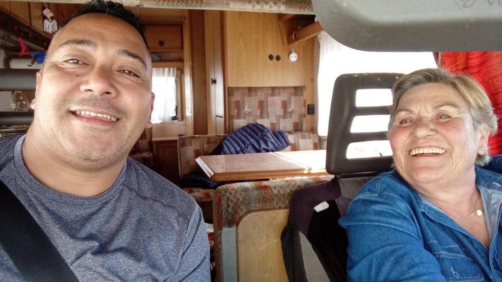 Pablo Quintas junto a una amiga que le visitó en su autocaravana.