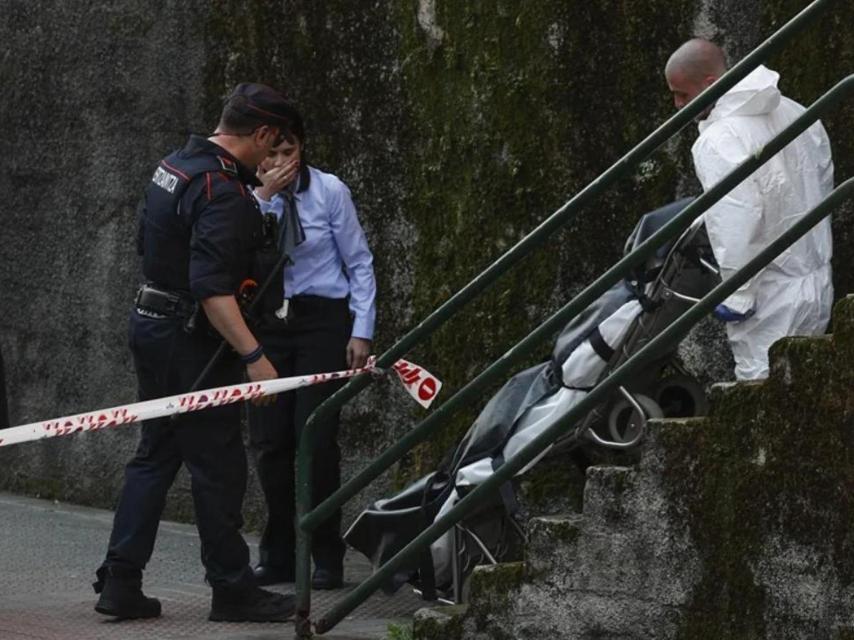 La Policía cargando el cuerpo de Pedro.