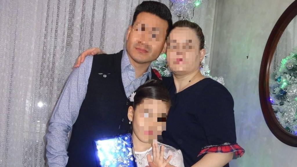 Pedro González junto a su hija Eva y su pareja Simona.