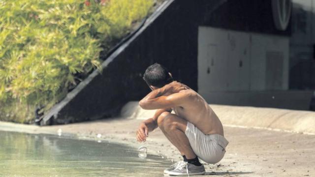 Un hombre se refresca.
