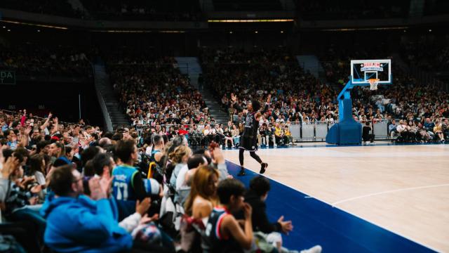 Moose Weekes, de los Harlem Globetrotters, celebra una canasta con el público en Madrid.