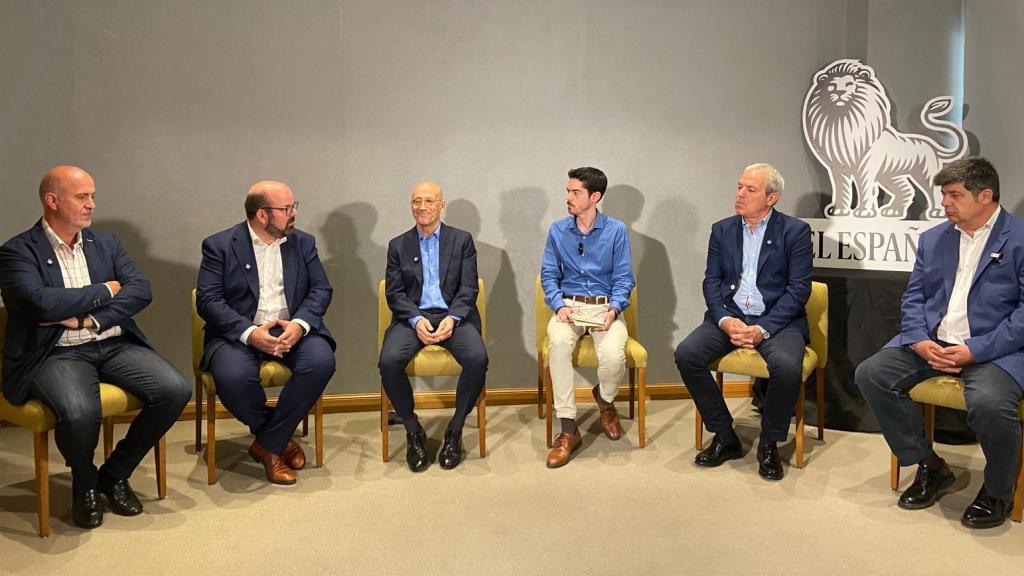 Los alcaldes, concejales y representantes de las denominaciones de origen, con el director de EL ESPAÑOL DE ARAGÓN.