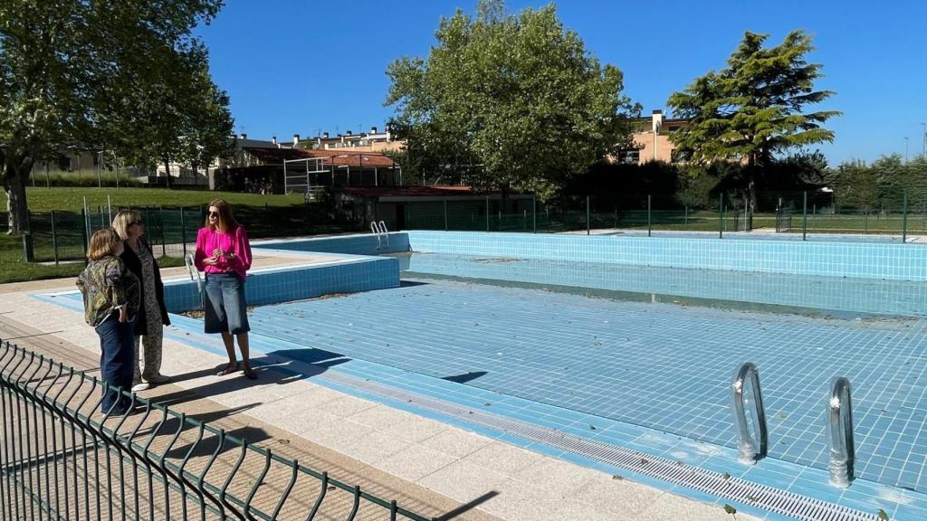 Visita de la concejala de Deportes, Almudena Parres, a las piscinas municipales del Helmántico