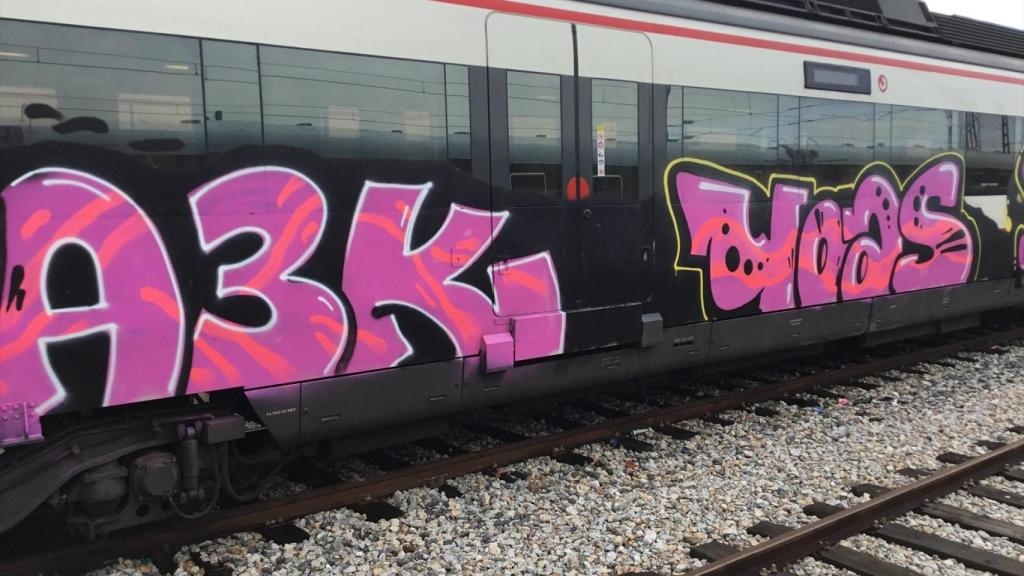 Tren de Cercanías pintado con grafiti.