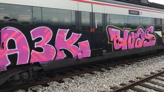 Tren de Cercanías pintado con grafiti.