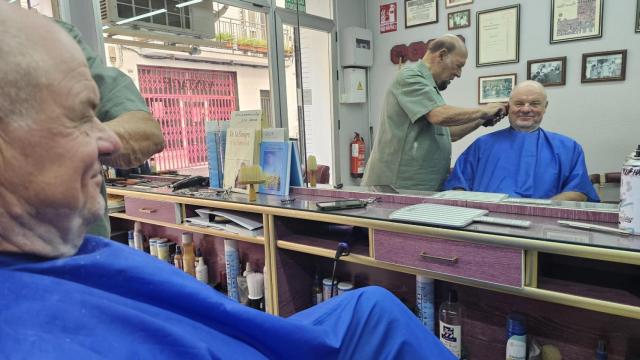 El actor Tony Bentley,  en la peluquería de Manolo Melado en el Centro de Sevilla.