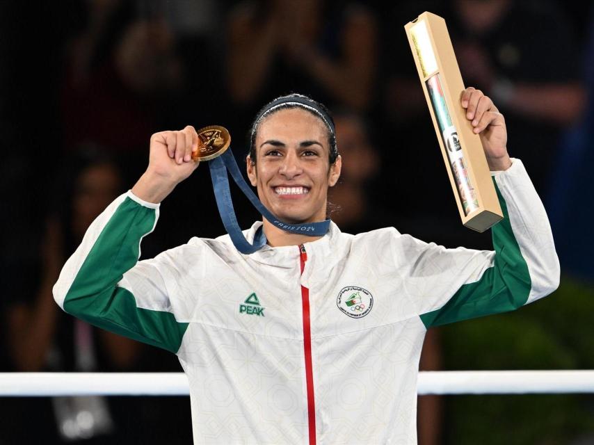 El boxeador Imane Khelif, con su oro olímpico en París 2024.