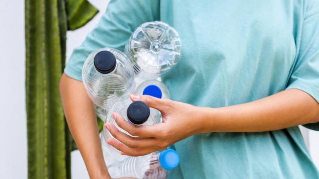 Una persona reciclando, en una imagen de Shutterstock.