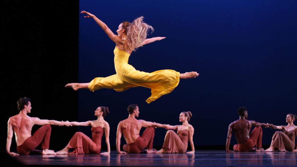 Un momento de 'Diversion of Angels', de la compañía de danza Martha Graham. Foto: Melissa Sherwood / Martha Graham Dance Company