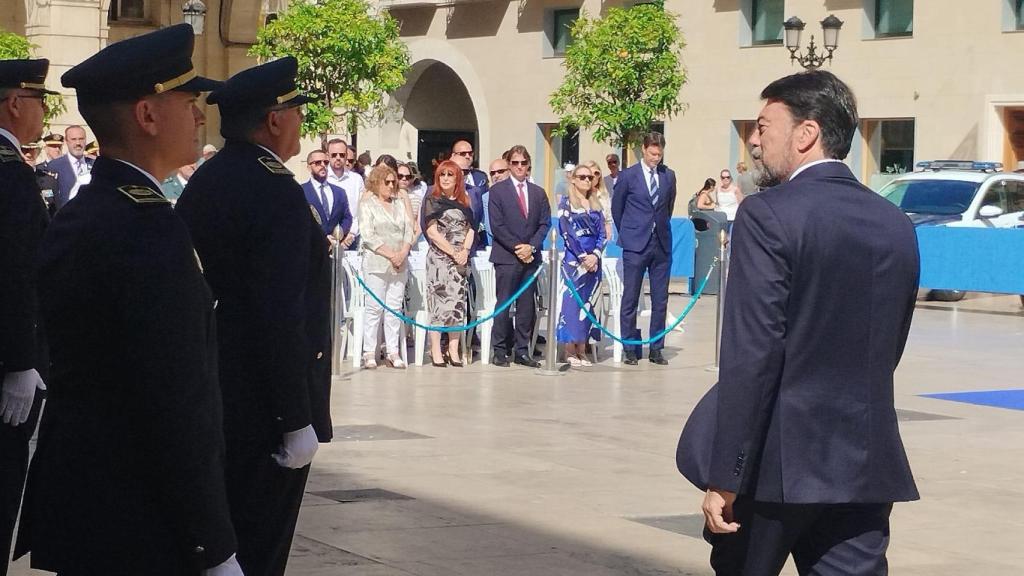 El alcalde de Alicante, Luis Barcala, celebrando el  día de la Policía Local