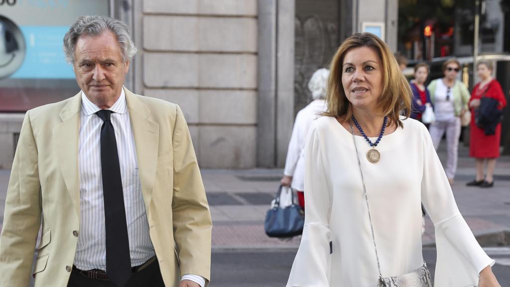 María Dolores de Cospedal y su segundo marido, Ignacio López del Hierro, en el funeral de Fernando Domecq, en mayo de 2019.