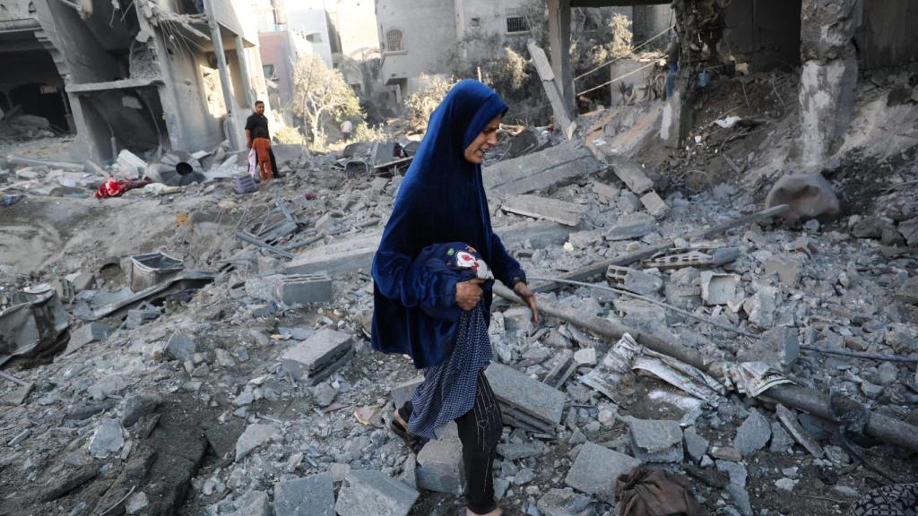 Mujer palestina sobre los escombros de un edificio causados por los ataques israelíes en Jabalia.