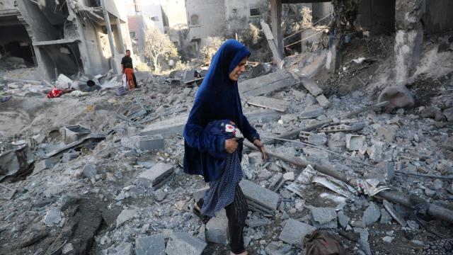 Mujer palestina sobre los escombros de un edificio causados por los ataques israelíes en Jabalia.