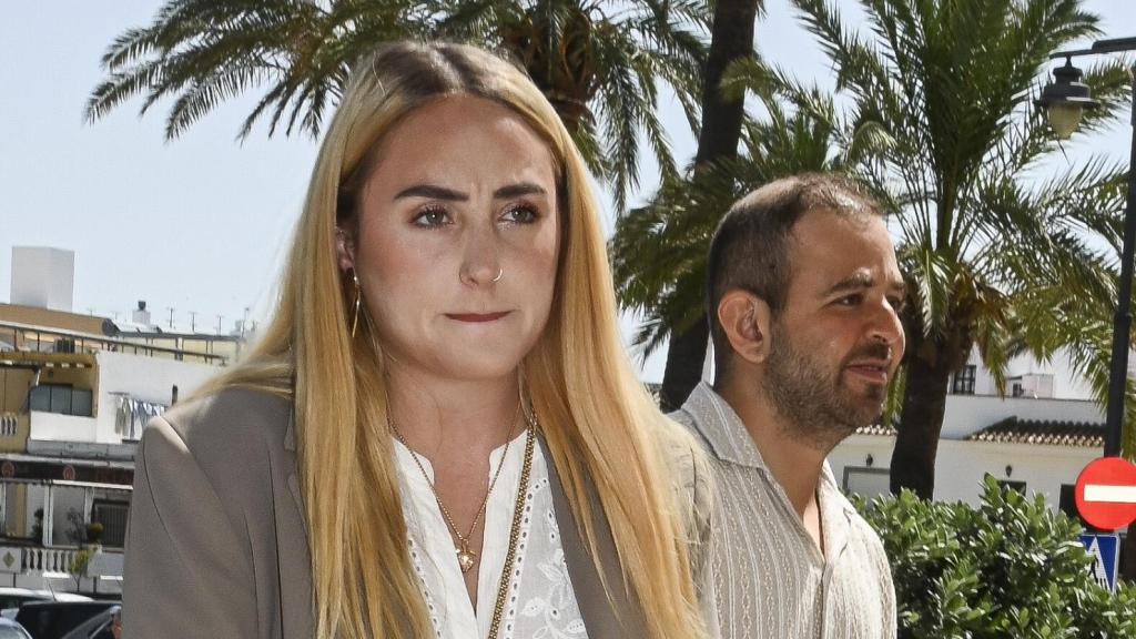 Rocío y David Flores, hijos de Rocío Carrasco y Antonio David Flores, en el homenaje a su abuela celebrado en su pueblo natal.