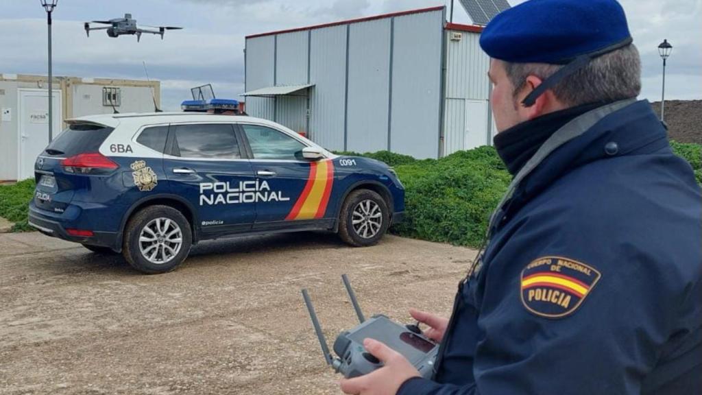 Un agente de la Policía Nacional usando un dron