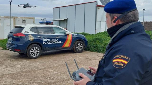 Un agente de la Policía Nacional usando un dron