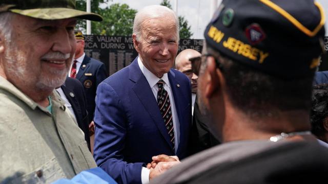 El expresidente estadounidense Joe Biden saluda a un veterano durante una ceremonia en el Veterans Memorial Park, en New Castle, Delaware.