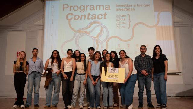 El profesor de la Universidad de León, Víctor González Castro (2d), posa en la entrega de premios