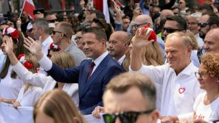 El alcalde de Varsovia, Rafal Trzaskowski, candidato presidencial de la Coalición Cívica, asiste a la Marcha Patriótica organizada por el partido gobernante, junto con el primer ministro polaco Donald Tusk, antes de la segunda vuelta de las elecciones presidenciales, en Varsovia, Polonia, el 25 de mayo de 2025