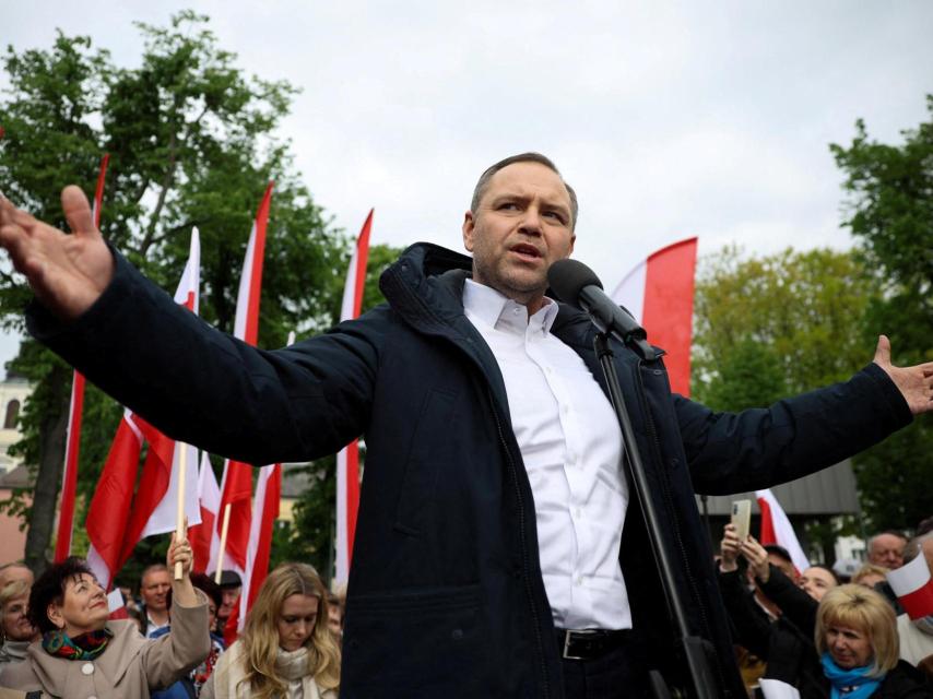 Karol Nawrocki, candidato a las elecciones presidenciales de Polonia respaldado por el principal partido de oposición, Ley y Justicia (PiS), gesticula durante su discurso en una reunión de campaña con simpatizantes en Garwolin, Polonia, el 5 de mayo de 2025.