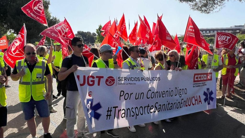 Protesta frente al Palacio de Congresos de Albacete. Foto: UGT.