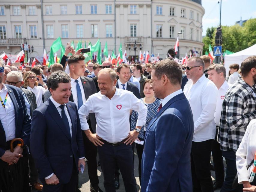 El candidato de la Coalición Cívica, Rafal Trzaskowski (D), el presidente electo de Rumanía, Nicusor Dan (I), y el primer ministro polaco, Donald Tusk (C), asisten a la Gran Marcha de los Patriotas en Varsovia.