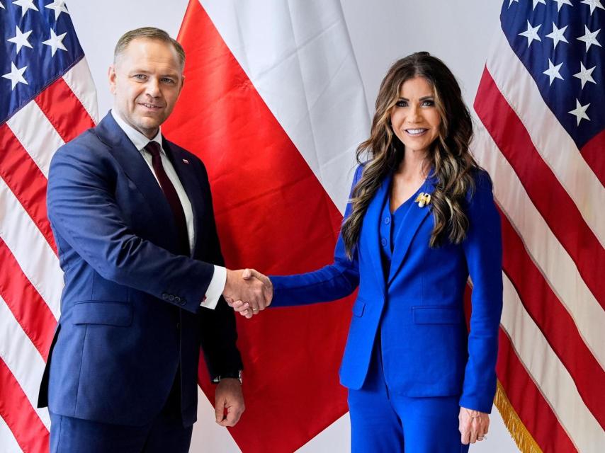 El candidato presidencial conservador de Polonia, Karol Nawrocki, se reúne con la secretaria de Seguridad Nacional, Kristi Noem, en Rzeszów, Polonia, el 27 de mayo de 2025.