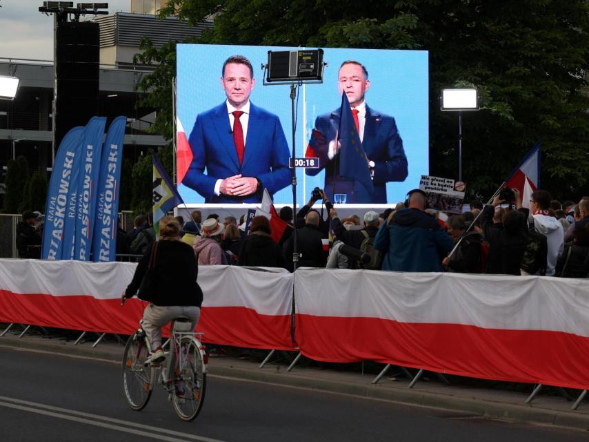 Simpatizantes del alcalde de Varsovia, Rafal Trzaskowski, candidato presidencial de la Coalición Cívica, observan el debate final entre Rafal Trzaskowski y Karol Nawrocki, candidato a las elecciones presidenciales de Polonia respaldado por el principal partido de oposición, Ley y Justicia (PiS), frente al edificio de la Televisión Polaca en Varsovia, Polonia, el 23 de mayo de 2025.