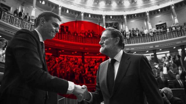 Rajoy estrecha la mano de Sánchez tras la moción de censura que le apartó del Gobierno hace ahora siete años.