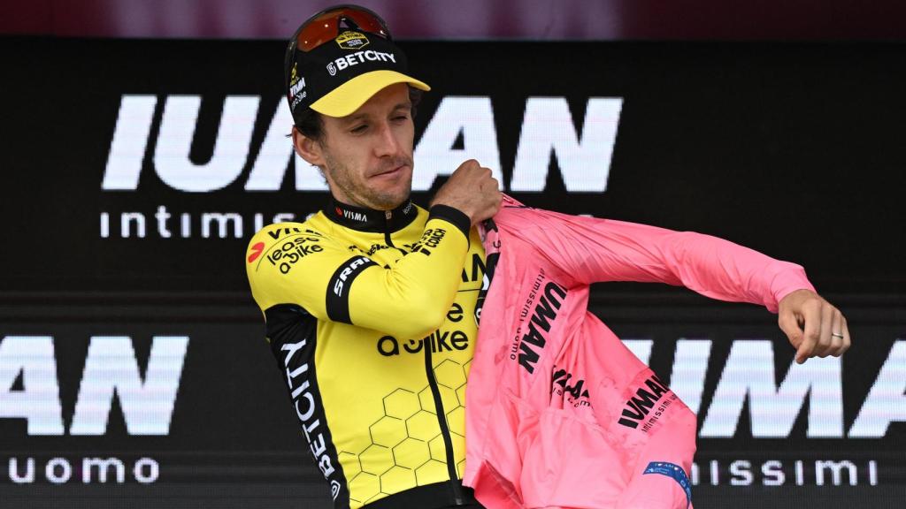 Simon Yates, tras recibir la maglia rosa.