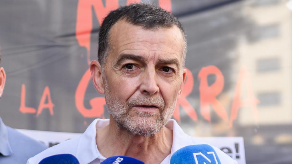 El coordinador federal de Izquierda Unida, Antonio Maíllo, este sábado durante la manifestación de Sevilla contra el plan de rearme del Gobierno.