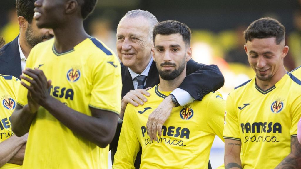 Fernando Roig, presidente del Villarreal, abrazando a Álex Baena tras el último partido.