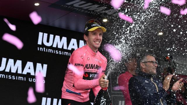 Simon Yates celebra su conquista del liderato tras finalizar la 20ª etapa.