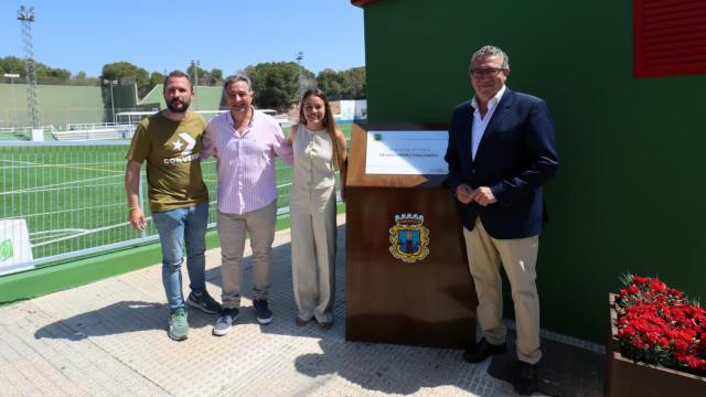 El alcalde de Benidorm, Toni Pérez, junto a Nerea Pérez Machado y los hermanos Martínez Munuera