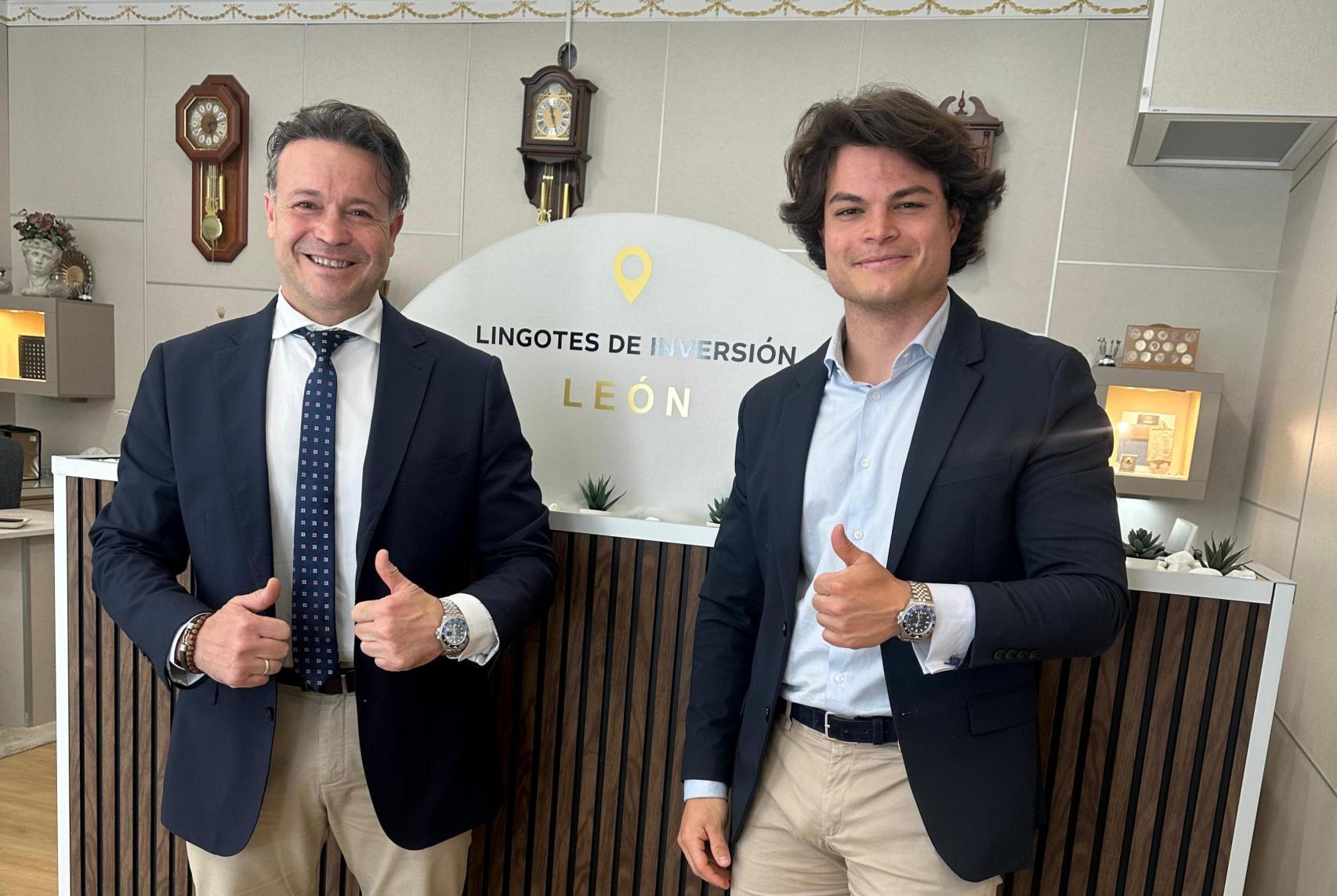 Isaac junto a su padre en la tienda de 'Tu oro vale más' en León.