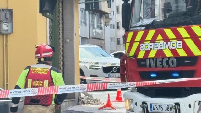 Susto en A Coruña por el desprendimiento de cascotes de un edificio en la calle Pla y Cancela
