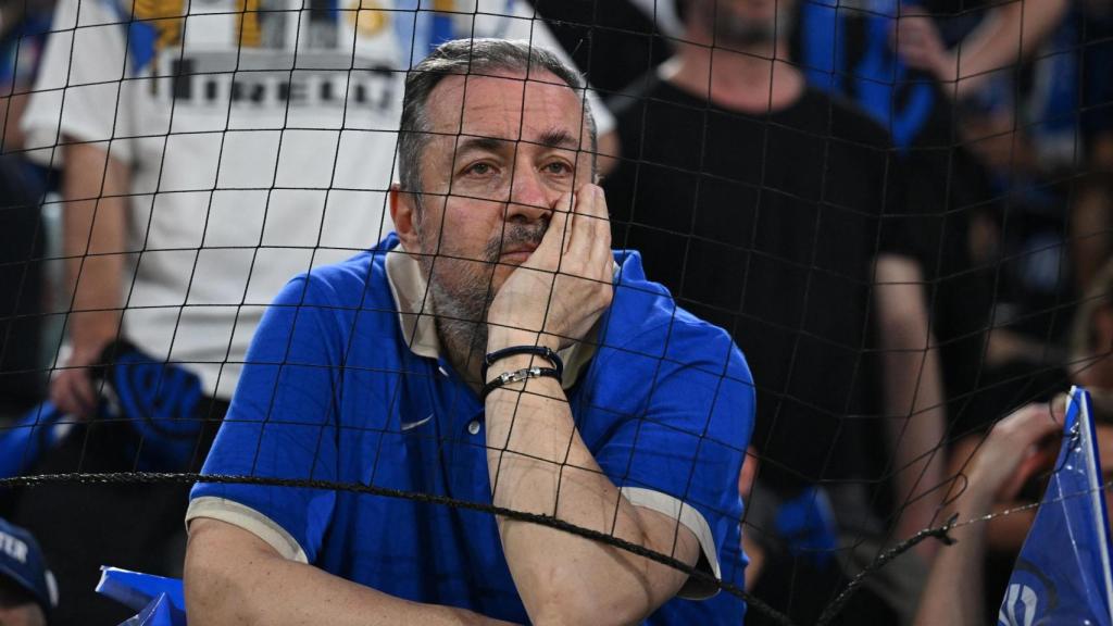 Un aficionado del Inter se lamenta por el resultado.