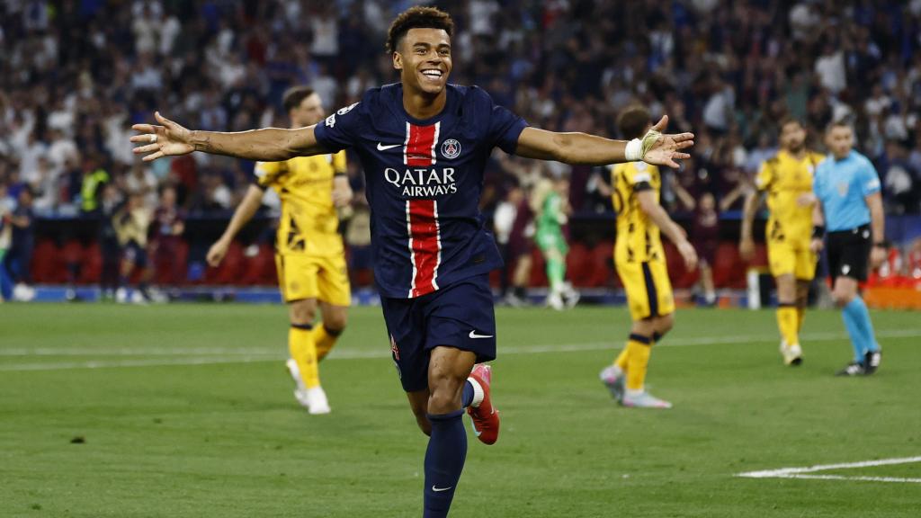 Doué celebra el primero de sus dos goles en la final de la Champions.