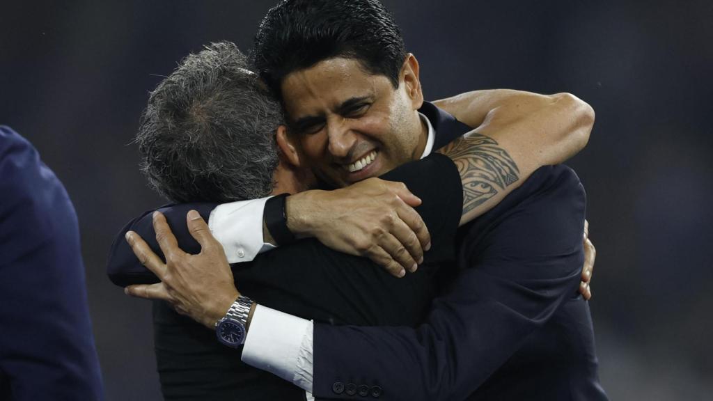 Al-Khelaifi y Luis Enrique se abrazan al finalizar el partido.