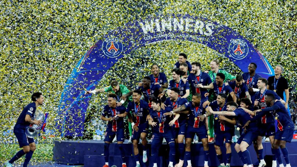 El PSG celebra la Champions ganada en la final ante el Inter de Milán.