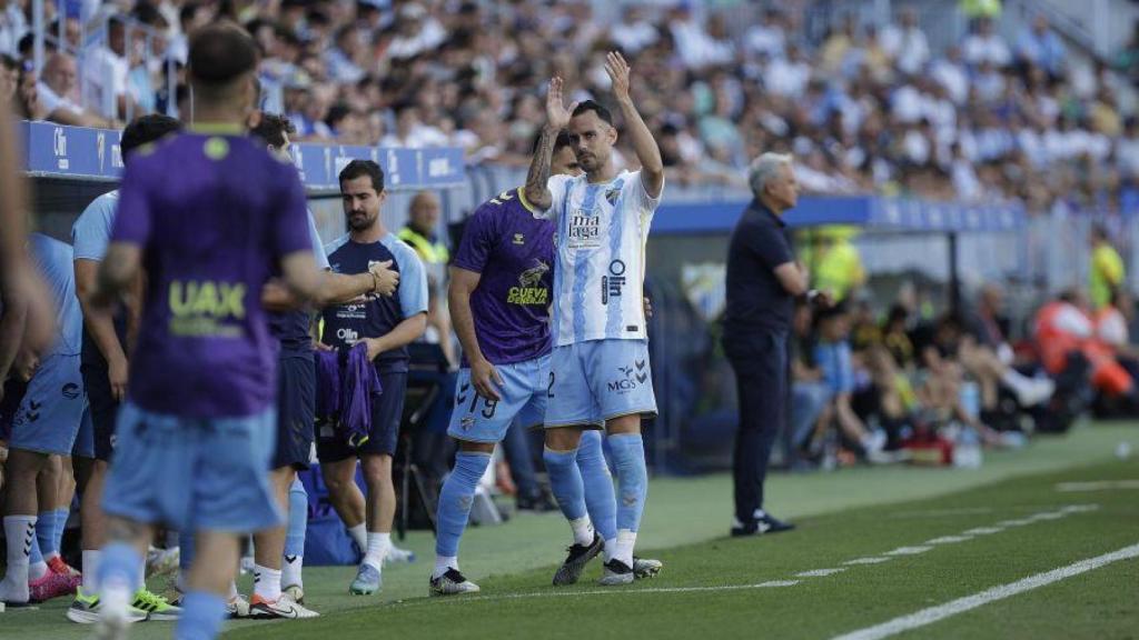Manu Molina saluda a la afición de La Rosaleda.