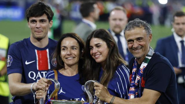 Luis Enrique posa con la Copa de Europa junto a su mujer Elena Cullell y sus hijos Sira y Pacho.