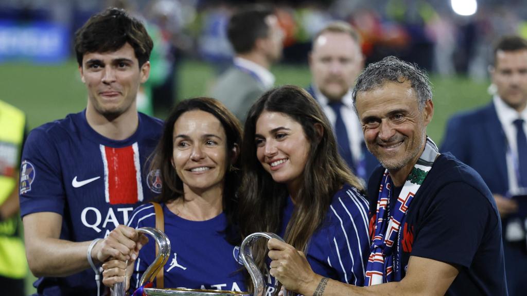 Luis Enrique posa con la Copa de Europa junto a su mujer Elena Cullell y sus hijos Sira y Pacho.
