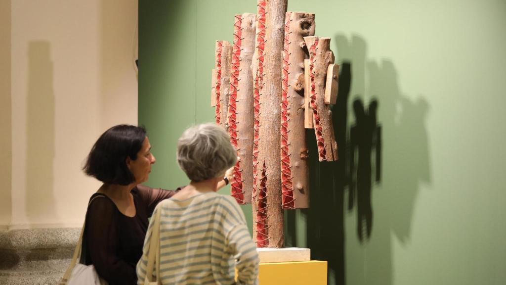 Personas observando una de las obras de Kalato en Toledo.