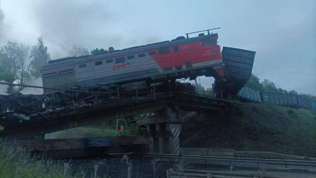 Imagen del tren de carga sobre el que ha caído un puente en la región de Kursk.