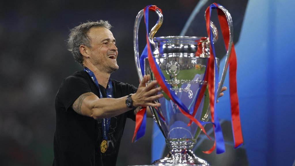 Luis Enrique acaricia el trofeo de la Champions tras la victoria ante el Inter de Milán.